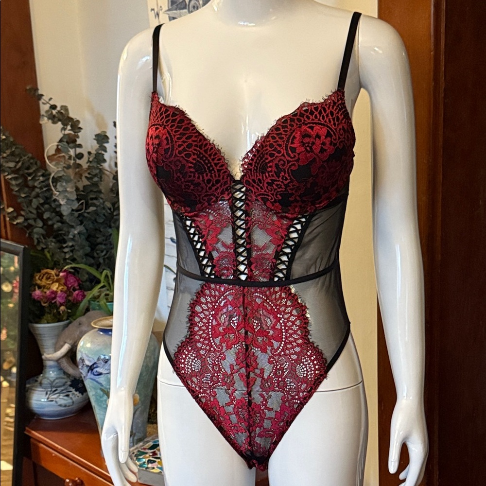 La vie en rose size medium, like new Red and Black Lace Bodysuit w/ snap closure